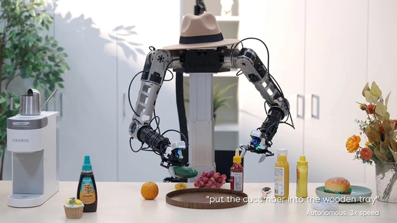 Robot cũng có thể làm theo hướng dẫn để nhặt từng vật phẩm và đặt vào vị trí được chỉ định. Ảnh: Handout. ByteDance ra mắt bộ não AI cho phép robot dọn dẹp, phơi quần áo 2.jpg