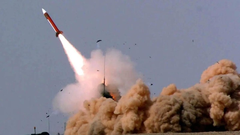 Hai khẩu đội Patriot tại Căn cứ Không quân Al Udeid được cho là đã sử dụng khoảng 30 tên lửa đánh chặn Patriot để chống lại 14 tên lửa đạn đạo của Iran ngày 23/6. Ảnh: Getty. Mỹ Israel tiêu hao kho tên lửa đánh chặn Báo động nguy cơ giảm năng lực phòng thủ toàn cầu.jpg