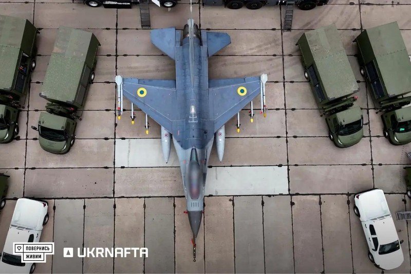 Máy bay F-16 cùng đơn vị hỗ trợ di động tại một địa điểm không được tiết lộ, Ukraine. Ảnh: Lyiv Independent.