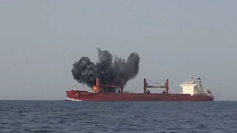 Người Houthi tấn công tàu chở hàng Magic Seas ở Biển Đỏ vào ngày 8/7. Ảnh: Getty.