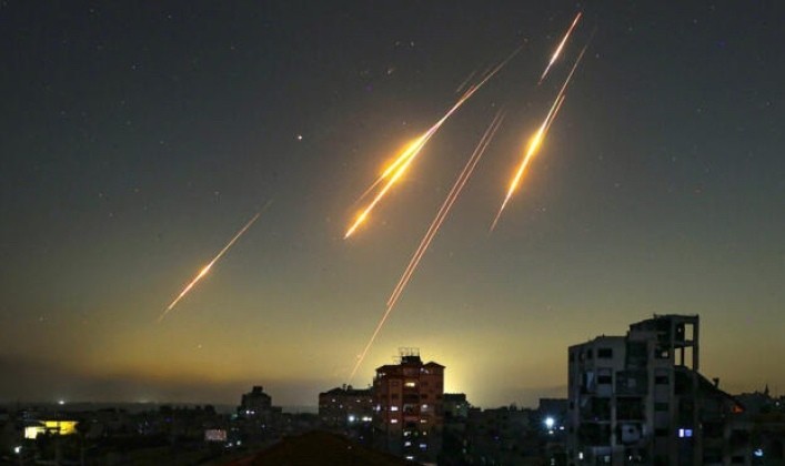 Tên lửa đạn đạo của Iran bay sang lãnh thổ Israel. Ảnh: MW. Israel đốt hơn 2 tỷ USD tiền tên lửa phòng không Mỹ để sống sót trước bão đạn Iran 2.jpg