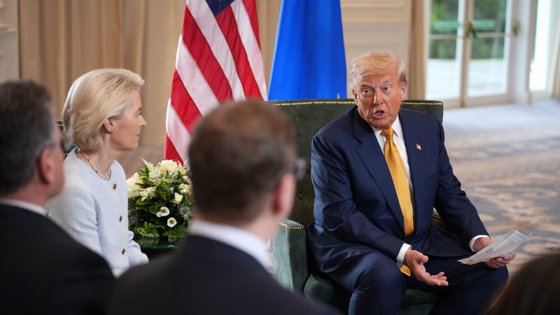 Ông Trump cùng giới lãnh đạo EU ở Scotland. Ảnh: Getty. Ông Trump giành thế thượng phong trước EU trong đàm phán thuế quan như thế nào 3.png