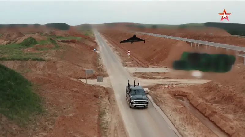 Xe bán tải Ram 1500 của Mỹ chở theo UAV tự sát của Nga, được ghi lại trong video do kênh truyền hình Bộ Quốc phòng Nga phát vào ngày 20/7. Ảnh: Kyiv Independent. Bất chấp lệnh trừng phạt, xe bán tải Mỹ vẫn được Nga sử dụng để phóng UAV cảm tử 2.png