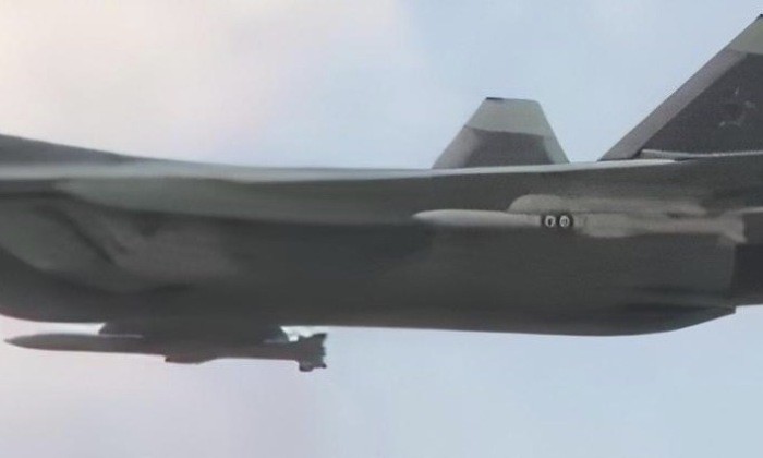 Tên lửa R-77M được mang bên ngoài máy bay chiến đấu Su-57. Ảnh: MW. Nga ra mắt sát thủ bầu trời R-77M Những nước nào là bên mua tiền năng 2.jpeg