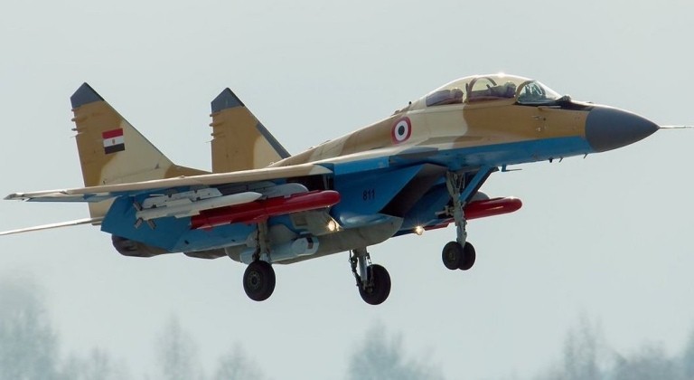 Máy bay MiG-29M2 của Không quân Ai Cập với tên lửa R-77-1. Ảnh: MW. Nga ra mắt sát thủ bầu trời R-77M Những nước nào là bên mua tiền năng 3.jpg