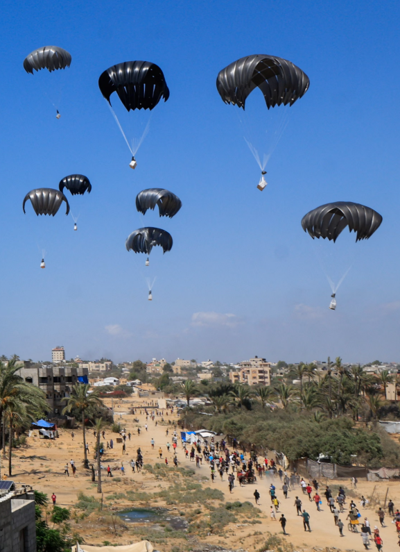 Hàng viện trợ được thả từ trên không. Ảnh: Getty. Bài toán lương thực của Israel gây ra nạn đói ở Gaza như thế nào 2.png