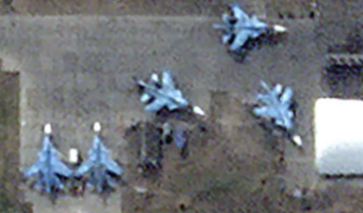 Máy bay chiến đấu Su-34 tại sân bay Morosovsk sau cuộc tấn công bằng UAV của Ukraine vào tháng 6/2024. Ảnh: MW. Nga khẩn cấp xây hầm trú ẩn kiên cố cho chiến đấu cơ, sau các đòn không kích UAV của Ukraine 2.png