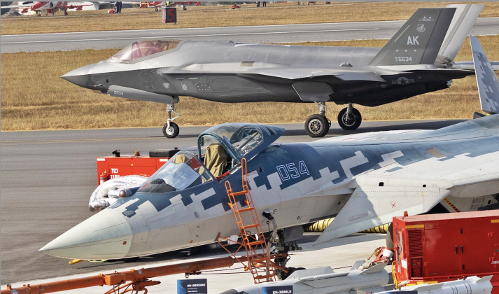 Nguyên mẫu Su-57 và F-35A tại Triển lãm Aero India 2025 vào tháng 2. Ảnh: MW. Su-57 bước vào giai đoạn tăng tốc Nga có thể thay đổi cục diện không chiến tầm cao 4.png