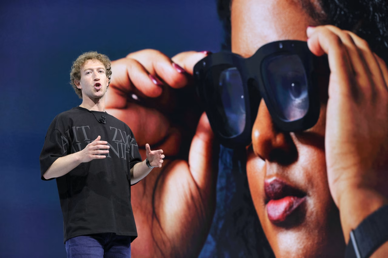Giám đốc điều hành Meta, Mark Zuckerberg, đang đặt cược rằng AI tiên tiến sẽ mở ra cánh cửa đến thế giới hậu điện thoại thông minh. Ảnh: WSJ. Mark Zuckerberg đánh cược lớn Kính AI siêu cá nhân sẽ lật đổ iPhone.png