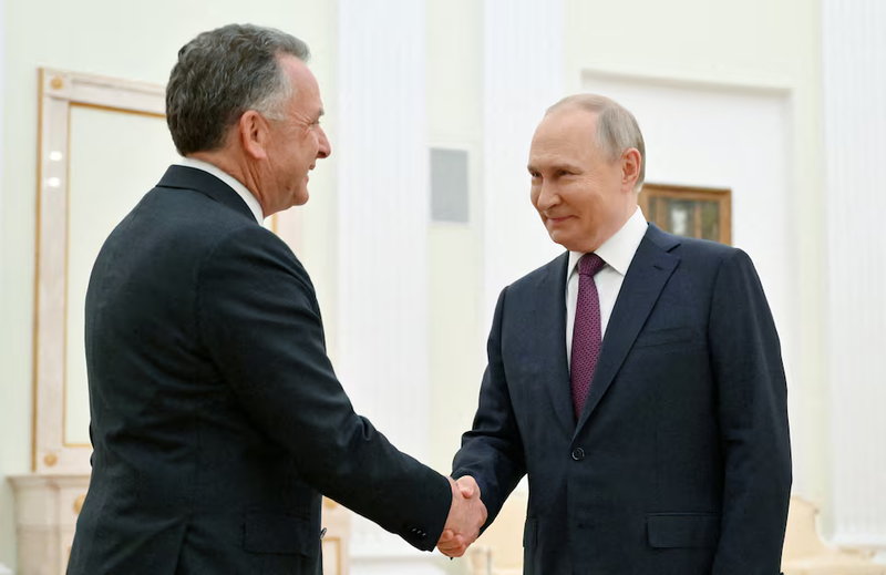 Tổng thống Nga Vladimir Putin (phải) chào đón đặc phái viên của Tổng thống Mỹ Donald Trump, Steve Witkoff, trong cuộc họp tại Moscow, Nga ngày 25/4. Ảnh: Reuters.