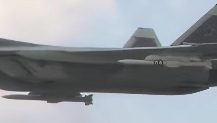 Tên lửa R-77M được mang bên ngoài máy bay chiến đấu Su-57. Ảnh: MW. Át chủ bài Su-57 xuất trận quy mô lớn Nga thử vũ khí mới cực khó bị phát hiện tại Ukraine 3.jpeg