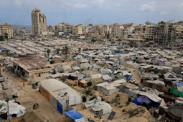 Người dân Palestine phải di dời do cuộc tấn công của Israel, trú ẩn trong lều, giữa cuộc khủng hoảng nạn đói, tại thành phố Gaza, ngày 1/8. Ảnh: Reuters.