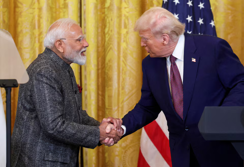 Tổng thống Mỹ Donald Trump và Thủ tướng Ấn Độ Narendra Modi bắt tay nhau khi tham dự cuộc họp báo chung tại Nhà Trắng ở Washington, D.C., Mỹ ngày 13/2. Ảnh: Reuters.