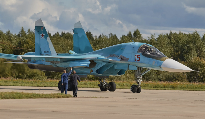 Máy bay chiến đấu tấn công Su-34 của Lực lượng Không quân Nga. Ảnh: MW. Nga xuất khẩu chiến đấu cơ nặng nhất Su-34M sẽ đến Algeria hay Triều Tiên 2.png
