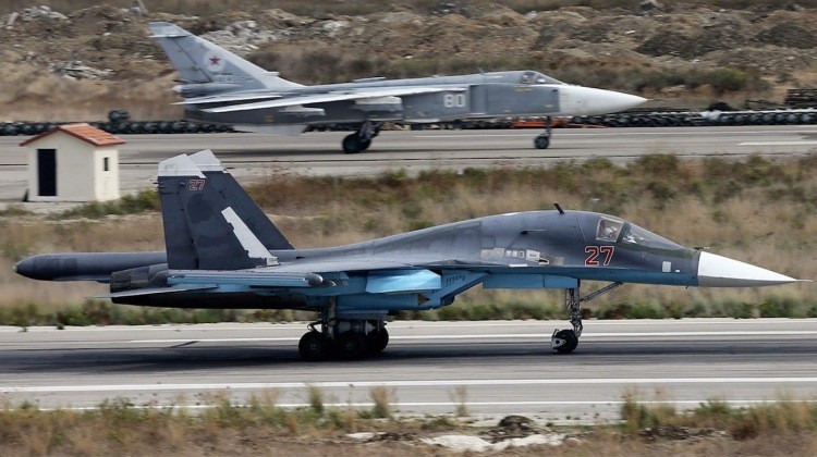 Su-24M (phía sau) và Su-34. Ảnh: MW. Nga xuất khẩu chiến đấu cơ nặng nhất Su-34M sẽ đến Algeria hay Triều Tiên 3.jpeg