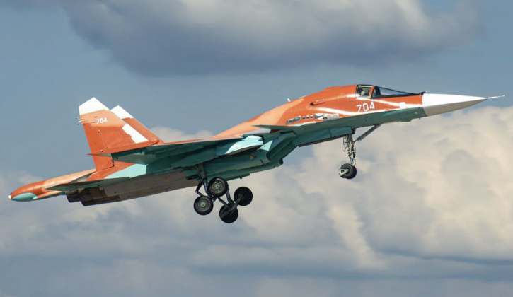 Chiến đấu cơ Su-34M được sơn màu vàng sa mạc. Ảnh: MW.