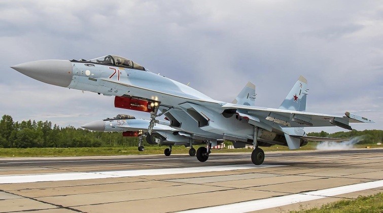 Máy bay chiến đấu Su-35 của Lực lượng Không quân Vũ trụ Nga. Ảnh: MW. Su-35 Nga tung hoành bầu trời Ukraine, tích hợp vũ khí mới hạ gục đối thủ 4.jpeg