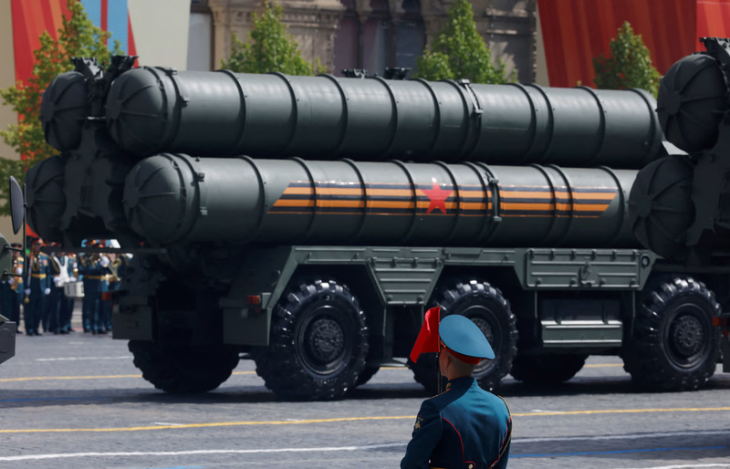 Hệ thống phòng không S-400 tại cuộc diễu hành ở Moscow vào tháng 5, là một phần quan trọng trong hoạt động bán vũ khí của Nga cho Ấn Độ. Ảnh: WSJ. Vì sao Ấn Độ không thể bỏ rơi mối quan hệ với Nga 5.png