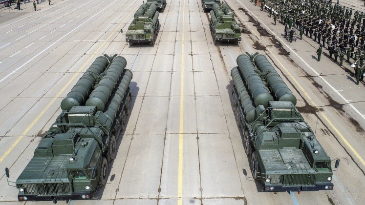 Bệ phóng tên lửa của S-400 trong một cuộc diễu binh. Ảnh: MW. Tướng Ấn Độ xác nhận S-400 của Nga giúp thay đổi cuộc chơi trong cuộc đụng độ với Pakistan 3.jpeg