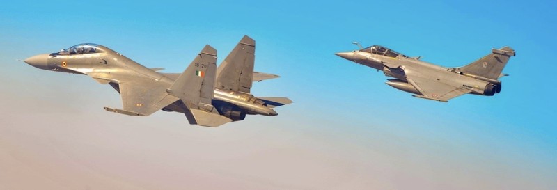 Máy bay chiến đấu Su-30MKI (phía trước) và Rafale của Không quân Ấn Độ. Ảnh: MW. Tướng Ấn Độ xác nhận S-400 của Nga giúp thay đổi cuộc chơi trong cuộc đụng độ với Pakistan 4.jpeg