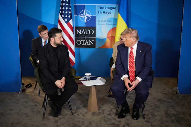 Tổng thống Mỹ Donald Trump và Tổng thống Ukraine Volodymyr Zelensky tham dự cuộc họp bên lề hội nghị thượng đỉnh NATO tại The Hague, Hà Lan ngày 25/6. Ảnh: Reuters. 3 cuộc họp nóng trong ngày Châu Âu, Ukraine lo bị ông Trump gạt khỏi bàn đàm phán 2.png