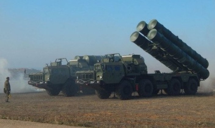 Bệ phóng tên lửa từ hệ thống phòng không S-400 của Nga. Ảnh: MW. Rồng lửa S-400 của Ấn Độ nhận tên lửa tầm bắn siêu xa 40N6 nguy hiểm cỡ nào 6.jpg