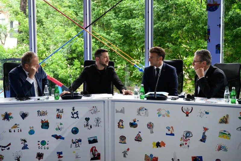 Ông Zelensky cùng các nhà lãnh đạo Ba Lan, Pháp và Anh tại một hội nghị thượng đỉnh ở Tirana, Albania, vào tháng 5. Ông đã nhiều lần kêu gọi các đồng minh châu Âu hỗ trợ trong chiến tranh. Ảnh: NYTimes. Hé lộ tuần ngoại giao nghẹt thở của Ukraine sau cú điện đàm của ông Trump 4.jpg