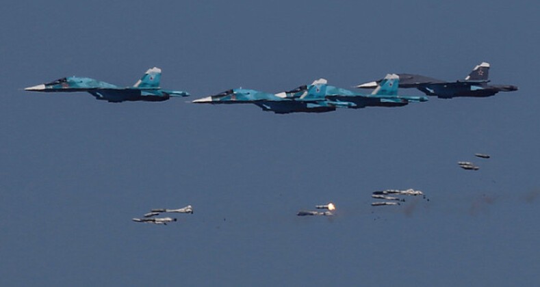 Các chiến đấu cơ Su-34 thực hiện một phi vụ ném bom. Ảnh: MW. Nga tăng tốc sản xuất Quái thú ném bom Su-34 có nhiệm vụ gì trên chiến trường 3.jpg