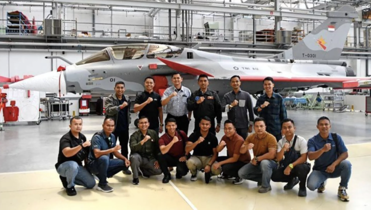 Chiếc Rafale đầu tiên gia nhập biên chế Không quân Indonesia. Ảnh: MW. Chiếc Rafale đầu tiên gia nhập Không quân Indonesia Tại sao thương vụ 8,1 tỷ USD gây tranh cãi 2.png