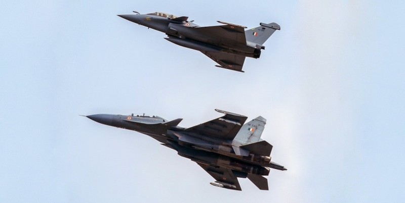 Máy bay chiến đấu Rafale hạng nhẹ (trên) và Su-30 hạng nặng. Ảnh: MW. Chiếc Rafale đầu tiên gia nhập Không quân Indonesia Tại sao thương vụ 8,1 tỷ USD gây tranh cãi 2.jpeg