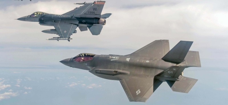Máy bay chiến đấu F-16 (phía trước) và F-35. Ảnh: MW. Ba Lan chi 3,8 tỷ USD nâng cấp F-16 lên chuẩn F-16V Có đủ phá thế thống trị trên không của Nga 3.jpg