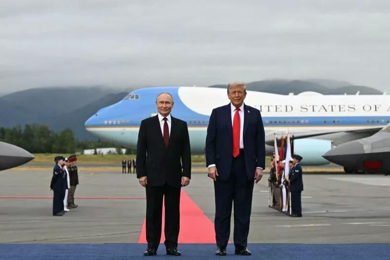Ông Trump và ông Putin tạo dáng trên bục trên đường băng sau khi họ đến Căn cứ chung Elmendorf-Richardson ở Anchorage, Alaska, vào ngày 15/8. Ảnh: Getty. Khoảnh khắc cú bắt tay đấu trí giữa ông Trump và ông Putin tại Alaska 3.jpg