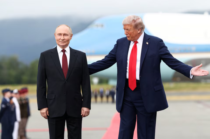 Ông Trump đứng cùng ông Putin gặp nhau tại Căn cứ chung Elmendorf-Richardson ở Anchorage, Alaska ngày 15/8. Ảnh: Reuters. Thượng đỉnh Trump–Putin ở Alaska Chưa có thỏa thuận nhưng đạt nhiều tiến triển 2.png