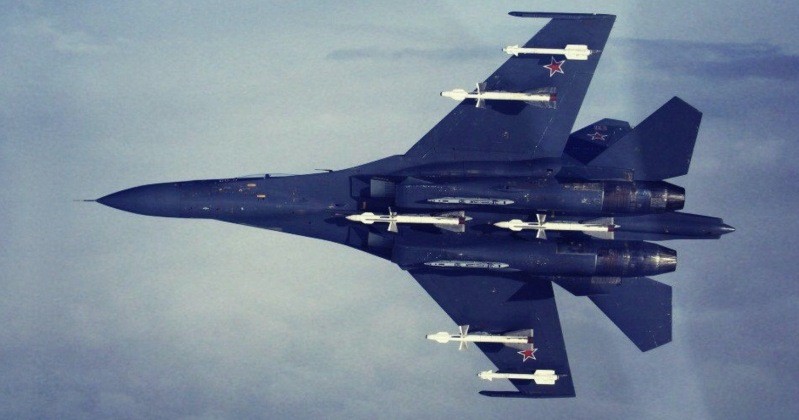 Su-27 với các loại tên lửa R-27ER (ở giữa), R-27ET (giá treo bên trong) và tên lửa không đối không R-73. Ảnh: MW. Tiêm kích F-35A của Italy chặn Su-27 Nga So găng thế hệ mới và huyền thoại cũ 4.jpeg