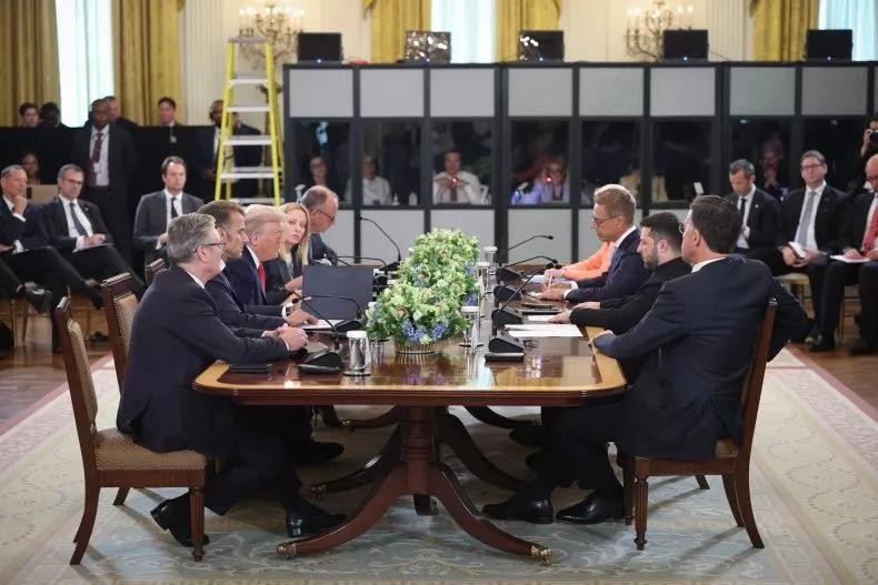 Tổng thống Mỹ Donald Trump ngồi đối diện với Tổng thống Ukraine Volodymyr Zelensky (phải) và các nhà lãnh đạo châu Âu trong cuộc họp tại Nhà Trắng vào ngày 18/8. Ảnh: Getty. Hai điều kiện chủ chốt để chấm dứt chiến tranh xuất hiện sau các hội nghị thượng đỉnh tại Mỹ 2.jpg