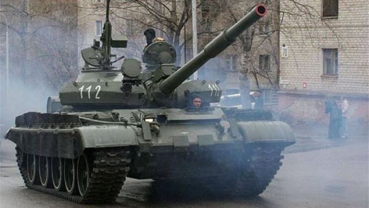 Xe tăng T-62 của Quân đội Nga. Ảnh: MW. Thiếu hụt trầm trọng T-72 và T-80, Nga buộc phải đưa cựu binh T-62 đến Ukraine 2.jpg
