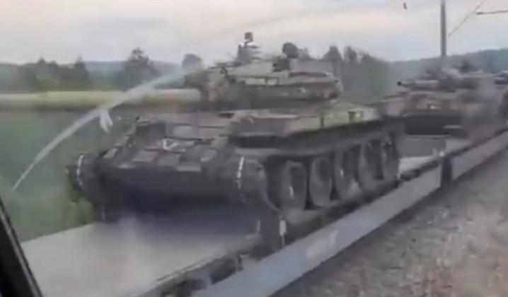 Xe tăng T-62 với giáp phản ứng nổ đang được vận chuyển tại Nga vào tháng 8. Ảnh: MW. Thiếu hụt trầm trọng T-72 và T-80, Nga buộc phải đưa cựu binh T-62 đến Ukraine 3.jpg