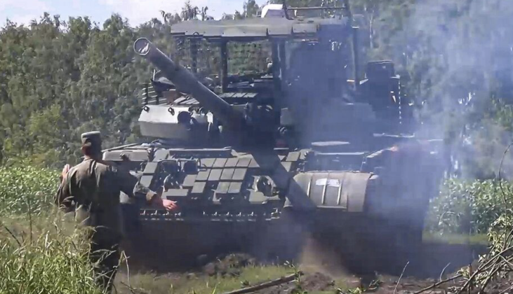 Xe tăng T-62 của Nga tại Kursk. Ảnh: MW. Thiếu hụt trầm trọng T-72 và T-80, Nga buộc phải đưa cựu binh T-62 đến Ukraine 4.png