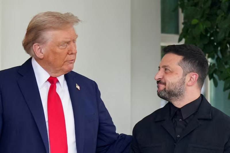 Tổng thống Mỹ Donald Trump chào đón Tổng thống Ukraine Volodymyr Zelensky khi ông đến Nhà Trắng hôm 18/8. Ảnh: Reuters.