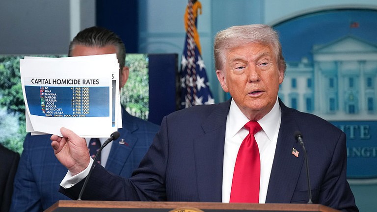 Tổng thống Mỹ Donald Trump trình bày số liệu thống kê tội phạm trong cuộc họp báo ngày 11/8 tại Washington, D.C. Ảnh: Getty.