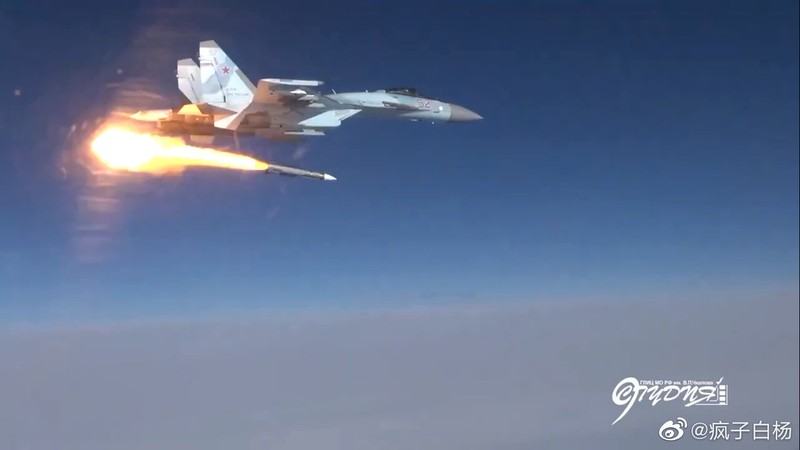 Chiến đấu cơ Su-35S của Nga đang phóng tên lửa tầm xa. Ảnh: Eurasian Times.
