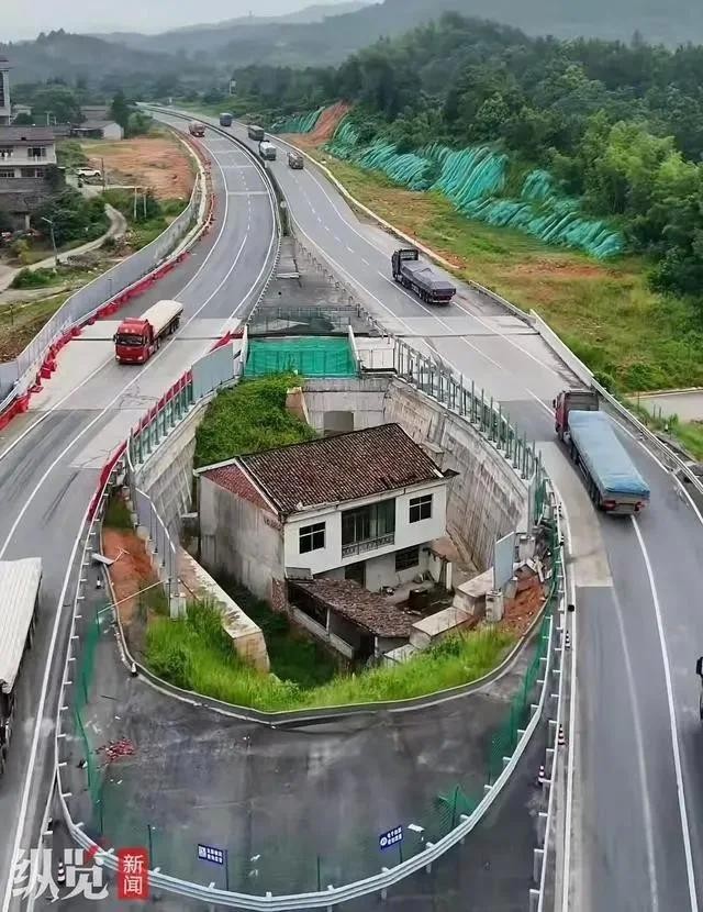 Ngôi nhà nằm trơ trọi trên tuyến đường cao tốc. Ảnh: OC. Ngoi nha Trung Quoc.jpg