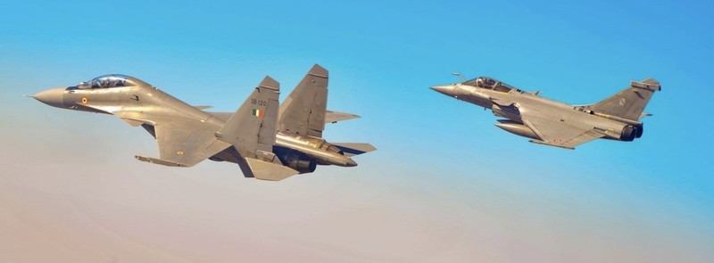 Máy bay chiến đấu Su-30MKI (phía trước) và Rafale của Không quân Ấn Độ. Ảnh: MW. Rafale Pháp hạ gục F-35 Mỹ trong tập trận Trident Atlantic 25 Thực lực hay chiêu PR 3.jpeg