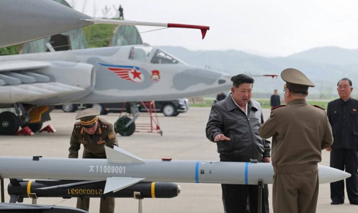 Lãnh đạo Triều Tiên với tên lửa không đối không dẫn đường bằng radar mới. Ảnh: MW. Triều Tiên nâng cấp hệ thống phòng không Pyongae-6, tham vọng sánh ngang S-400 Nga 4.jpg