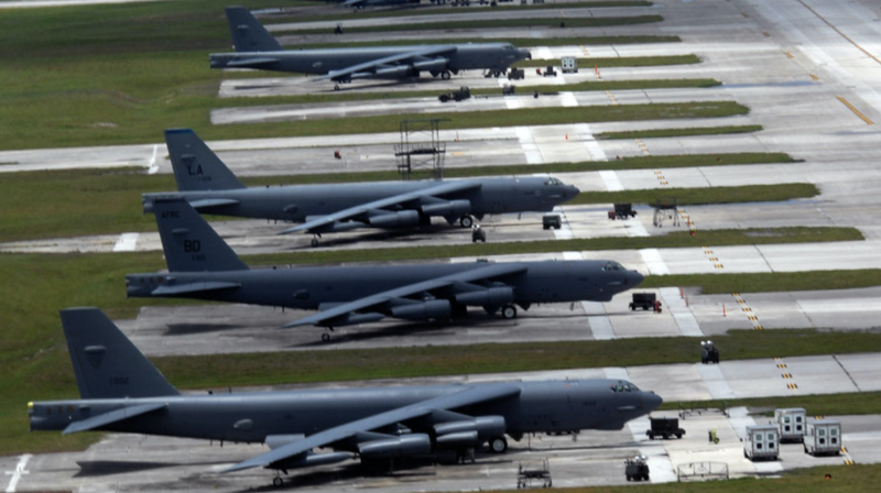 Máy bay ném bom chiến lược B-52H có khả năng mang vũ khí hạt nhân của Không quân Mỹ trên đảo Guam. Ảnh: MW. Sát thủ Guam thế hệ mới được Trung Quốc trình làng DF-26D nguy hiểm cỡ nào 4.png