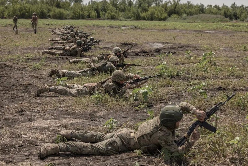 Tân binh từ Lữ đoàn 3 của Ukraine huấn luyện tại khu vực Donetsk năm 2023. Ảnh: NYTimes. Tại sao Ukraine bất ngờ cho phép đàn ông trẻ rời khỏi nước giữa lúc chiến tranh 2.jpg