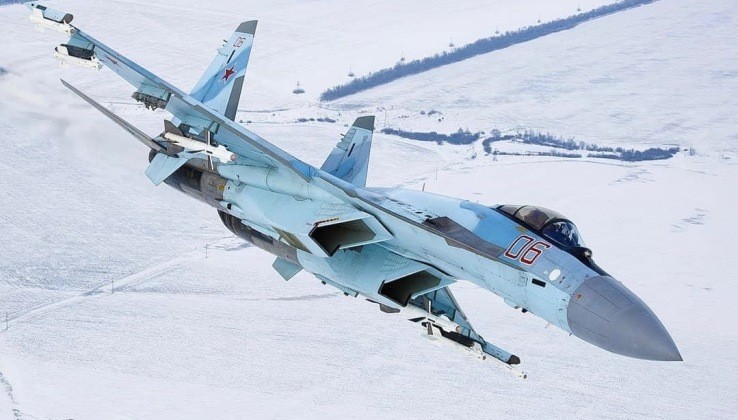 Su-35 của Lực lượng Không quân Vũ trụ Nga. Ảnh: MW. Su-35 Nga chặn P-8A Poseidon Mỹ trên Biển Đen Hé lộ radar tuyệt mật 2.jpeg