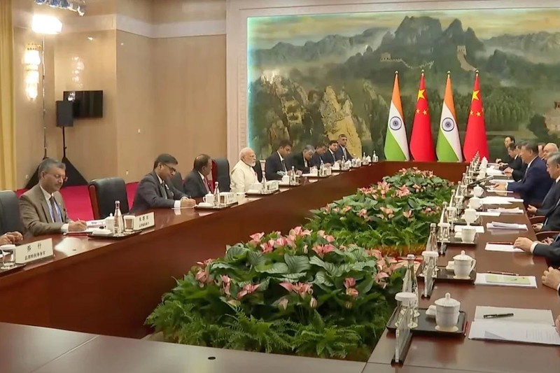 Chủ tịch Trung Quốc Tập Cận Bình gặp Thủ tướng Ấn Độ Narendra Modi tại Thiên Tân hôm 31/8. Ảnh: SCMP Ông Tập Cận Bình Rồng Trung Quốc và Voi Ấn Độ cần trở thành bạn bè 2.jpg