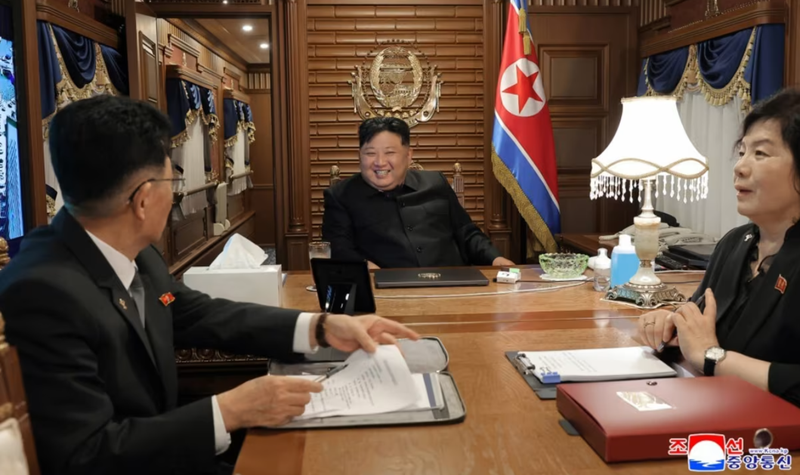 Bức ảnh do cơ quan nhà nước Triều Tiên công bố cho thấy nhà ông Kim Jong-un di chuyển bằng tàu bọc thép đến Bắc Kinh vào ngày 1/9 để tham dự cuộc duyệt binh của Trung Quốc dự kiến vào ngày 3/9. Ảnh: KCNA.