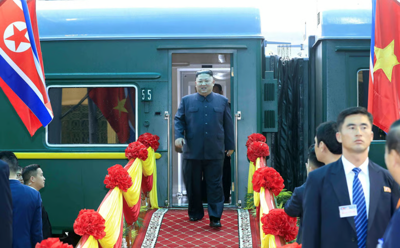 Kim Jong-un đến ga Đồng Đăng, Việt Nam vào ngày 26/2/2019, để tham dự hội nghị thượng đỉnh lần thứ hai với Tổng thống Mỹ Donald Trump. Ảnh: Xinhua/TNS. Pháo đài di động của ông Kim Jong-un Có gì đằng sau lớp vỏ thép xanh 3.png